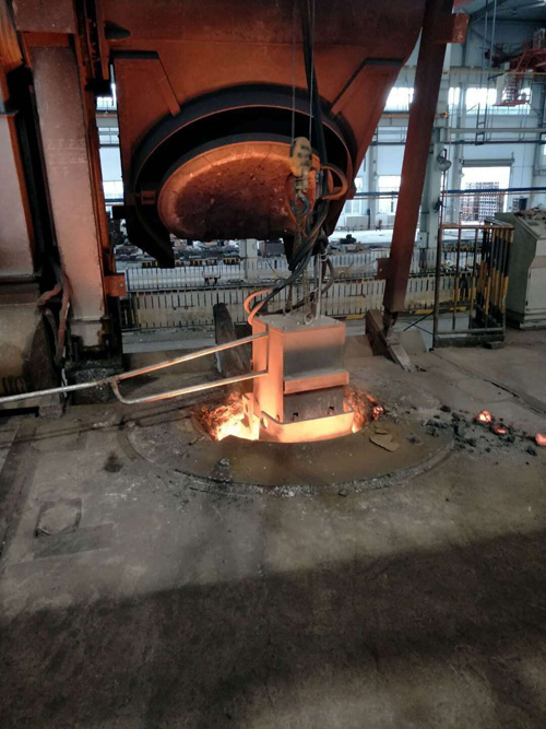 中頻爐拔渣機夾持撈渣過程